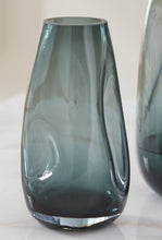 Load image into Gallery viewer, Beamund Vase (Set of 2)
