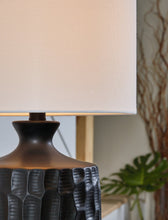 Load image into Gallery viewer, Ellisley Table Lamp

