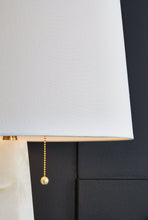Load image into Gallery viewer, Laurellen Table Lamp
