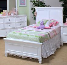 Load image into Gallery viewer, New Classic Tamarack Full Panel Bed in White image
